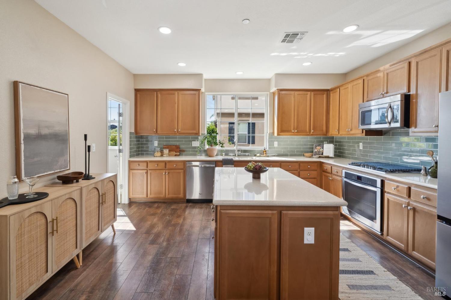 Detail Gallery Image 11 of 35 For 96 Orchard Cir, Hayward,  CA 94544 - 3 Beds | 2/1 Baths