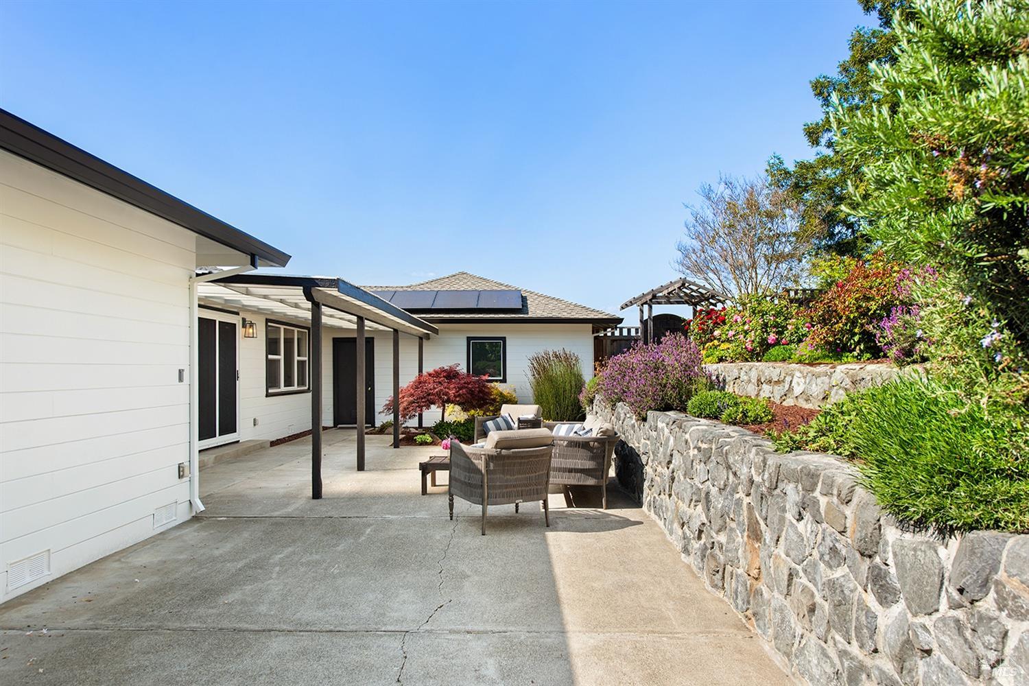 Detail Gallery Image 40 of 64 For 2022 Live Oak Farm Ln, Petaluma,  CA 94952 - 3 Beds | 2/1 Baths