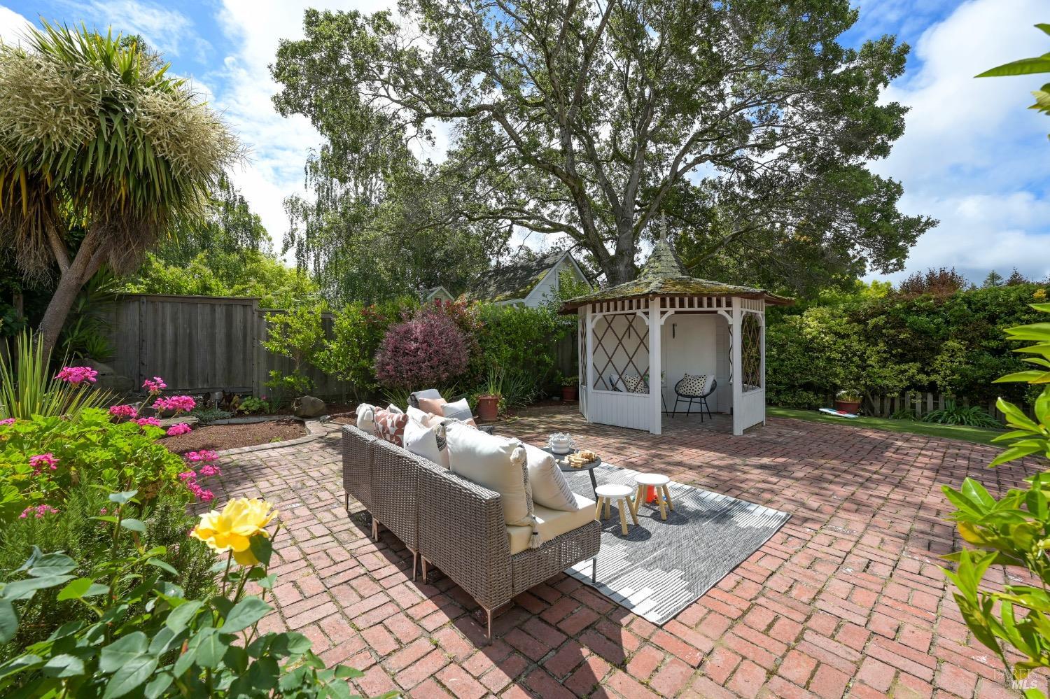 Detail Gallery Image 7 of 15 For 230 Elm Ave, Mill Valley,  CA 94941 - 4 Beds | 2 Baths