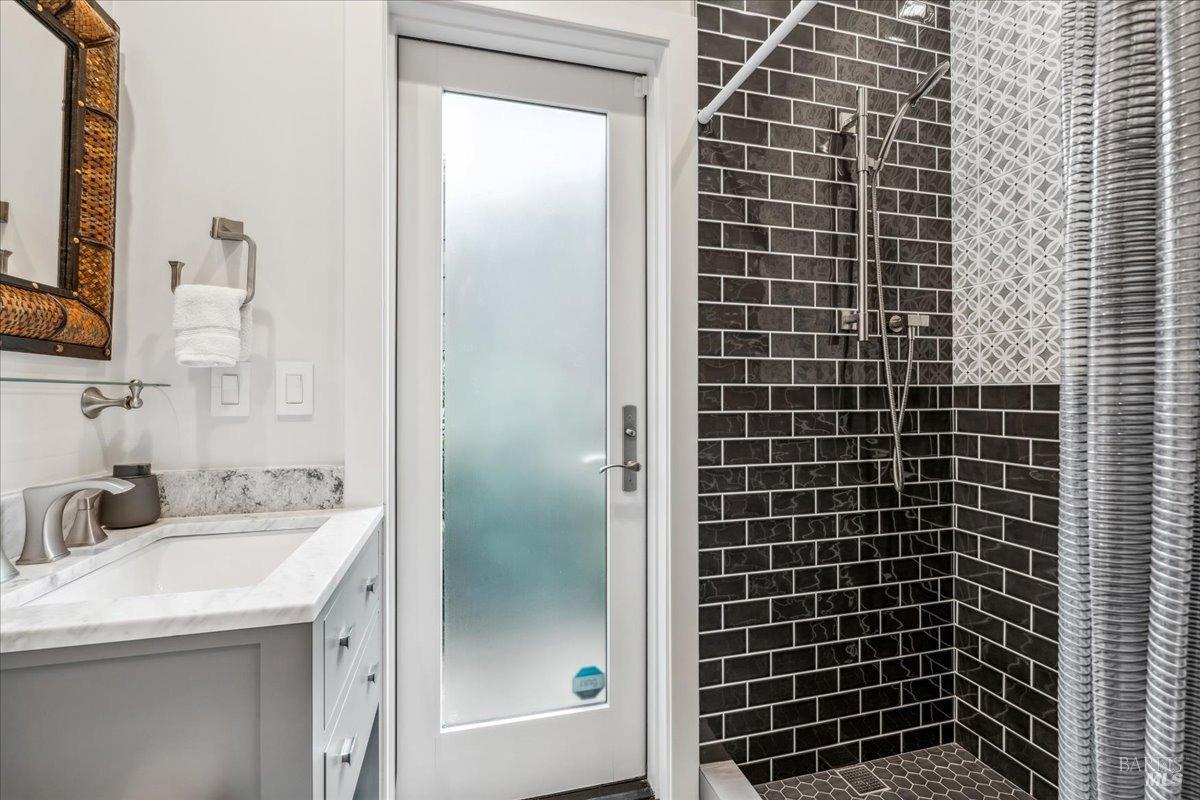 Detail Gallery Image 26 of 72 For 20 Lagoon Rd, Belvedere,  CA 94920 - 4 Beds | 4/1 Baths