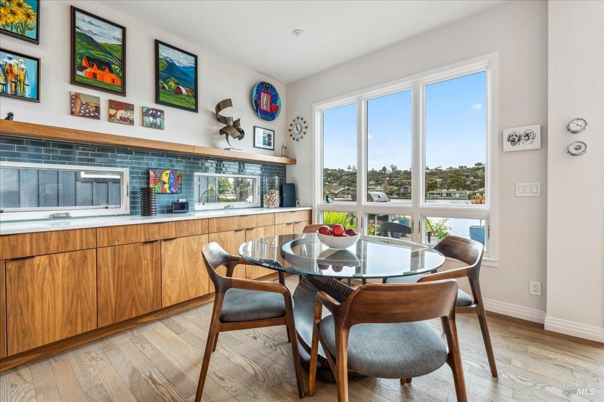 Detail Gallery Image 15 of 72 For 20 Lagoon Rd, Belvedere,  CA 94920 - 4 Beds | 4/1 Baths