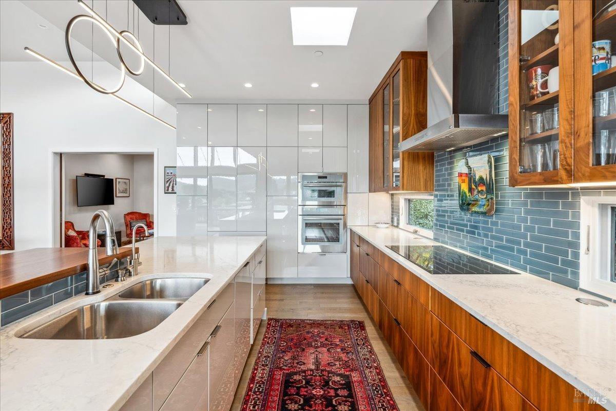 Detail Gallery Image 12 of 72 For 20 Lagoon Rd, Belvedere,  CA 94920 - 4 Beds | 4/1 Baths