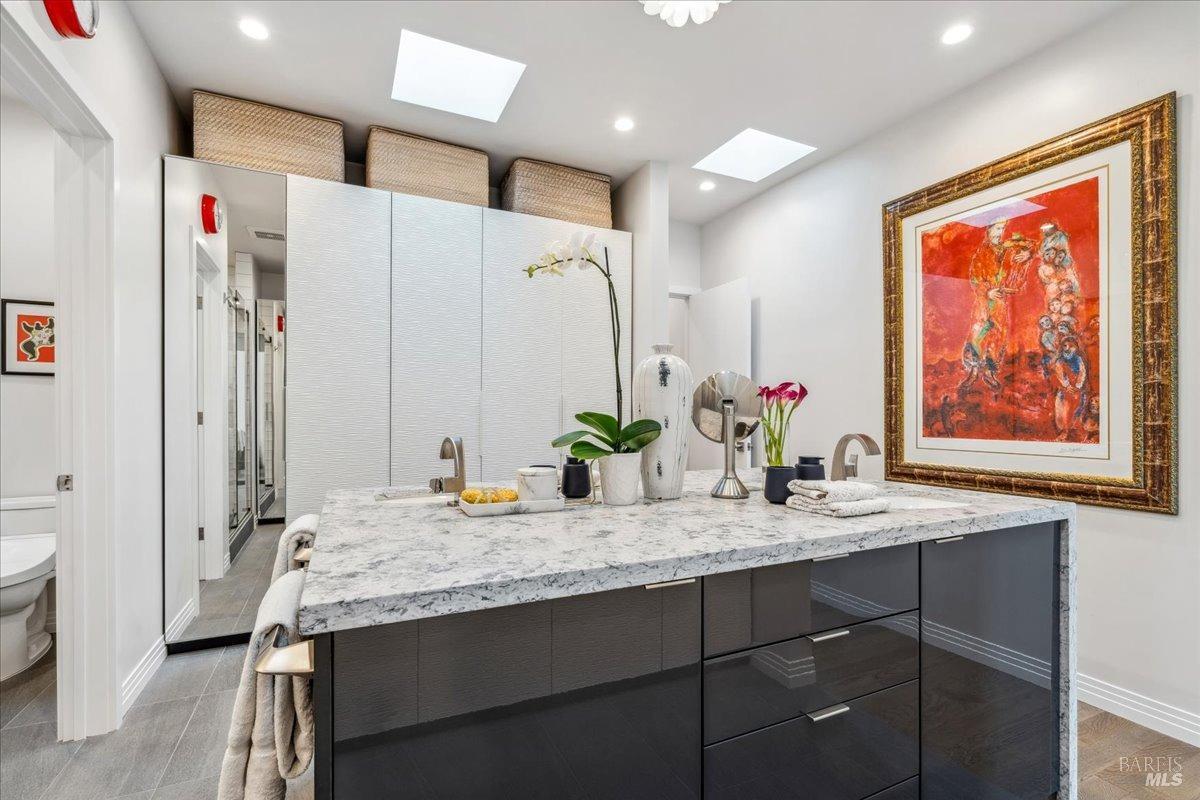 Detail Gallery Image 22 of 72 For 20 Lagoon Rd, Belvedere,  CA 94920 - 4 Beds | 4/1 Baths