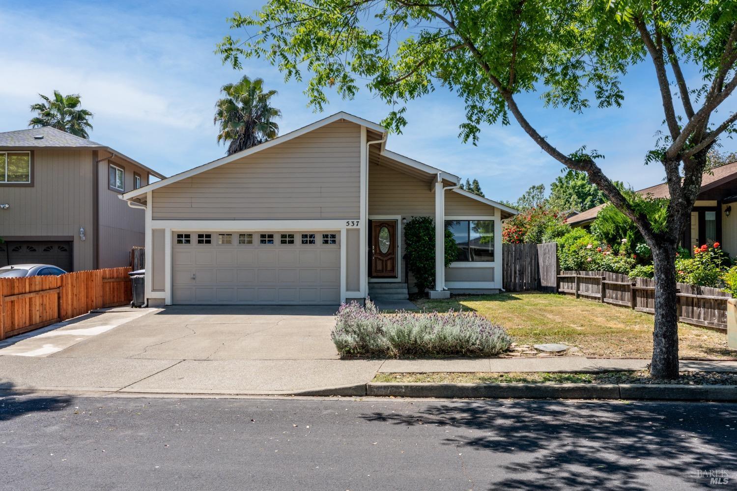 Detail Gallery Image 2 of 25 For 537 Donner Ct, Ukiah,  CA 95482 - 3 Beds | 2 Baths