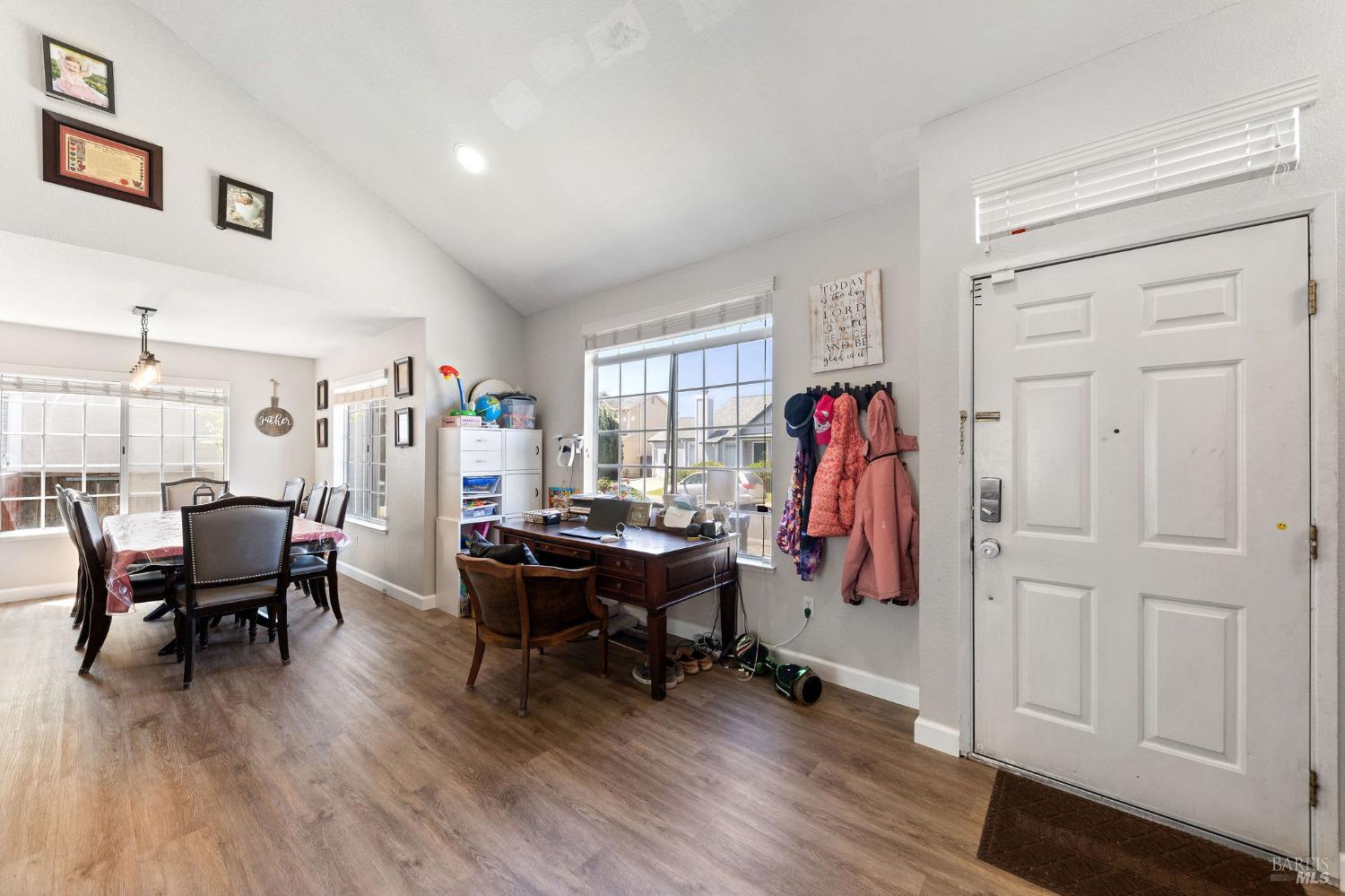 Detail Gallery Image 3 of 31 For 907 Shadywood Cir, Suisun City,  CA 94585 - 4 Beds | 2/1 Baths
