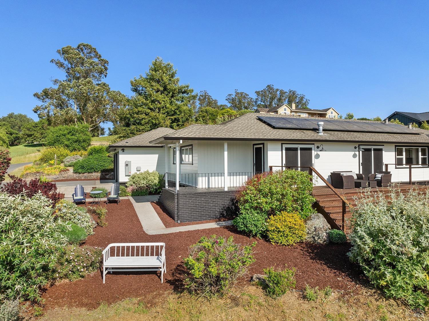 Detail Gallery Image 4 of 64 For 2022 Live Oak Farm Ln, Petaluma,  CA 94952 - 3 Beds | 2/1 Baths