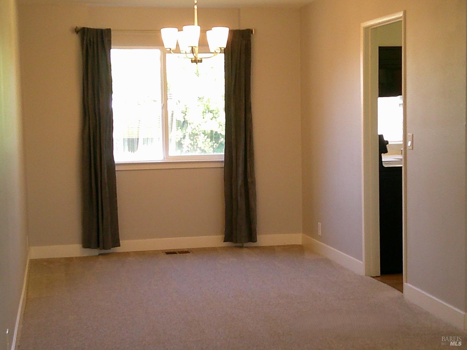Detail Gallery Image 11 of 13 For 785 Dogwood Cir, Fairfield,  CA 94533 - 4 Beds | 2/1 Baths
