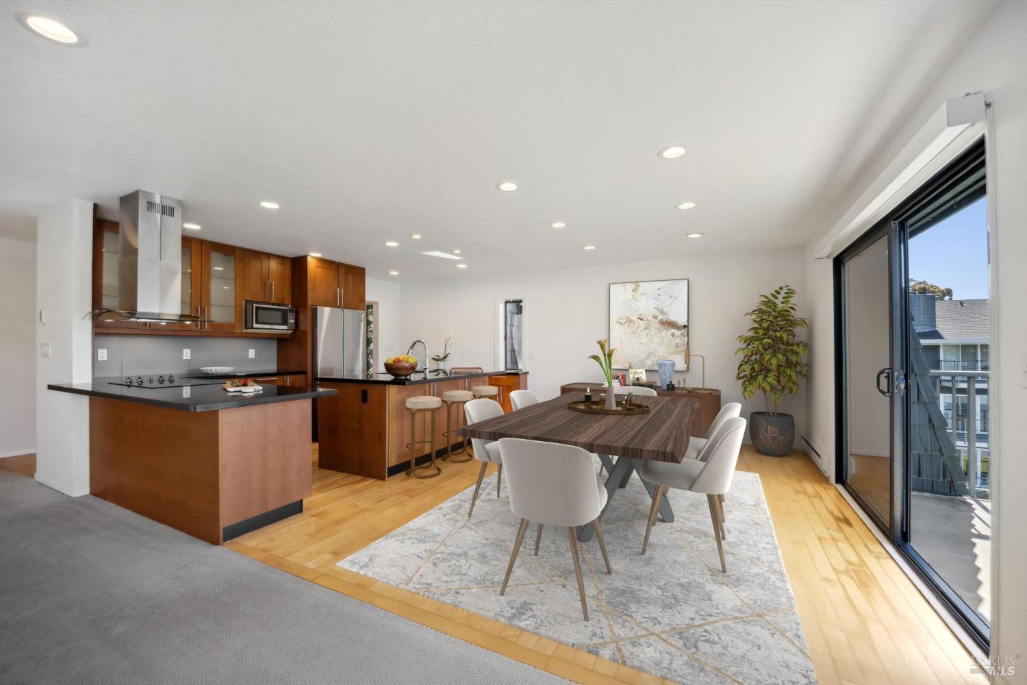 Detail Gallery Image 14 of 33 For 8 Greenwood Cove Dr #B,  Tiburon,  CA 94920 - 3 Beds | 2/1 Baths