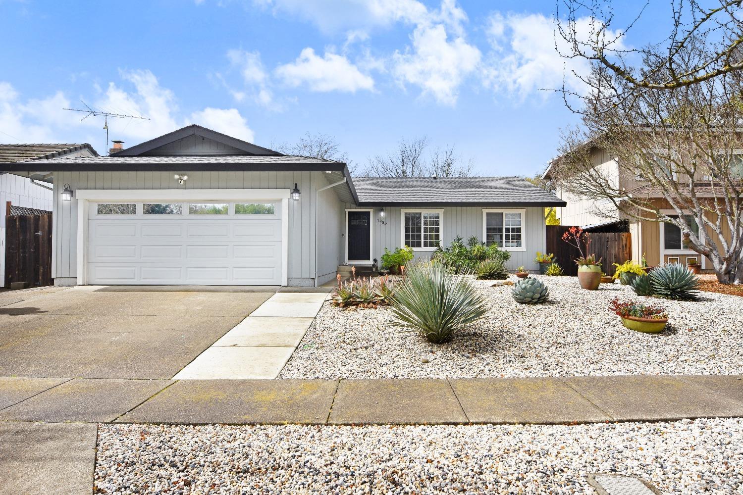 Detail Gallery Image 1 of 11 For 1383 Larkin Dr, Sonoma,  CA 95476 - 3 Beds | 2 Baths
