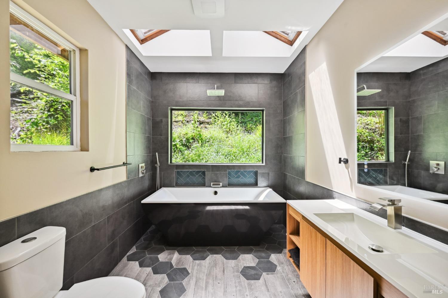 Detail Gallery Image 11 of 51 For 21713 Starrett Hill Dr, Monte Rio,  CA 95462 - 2 Beds | 2 Baths