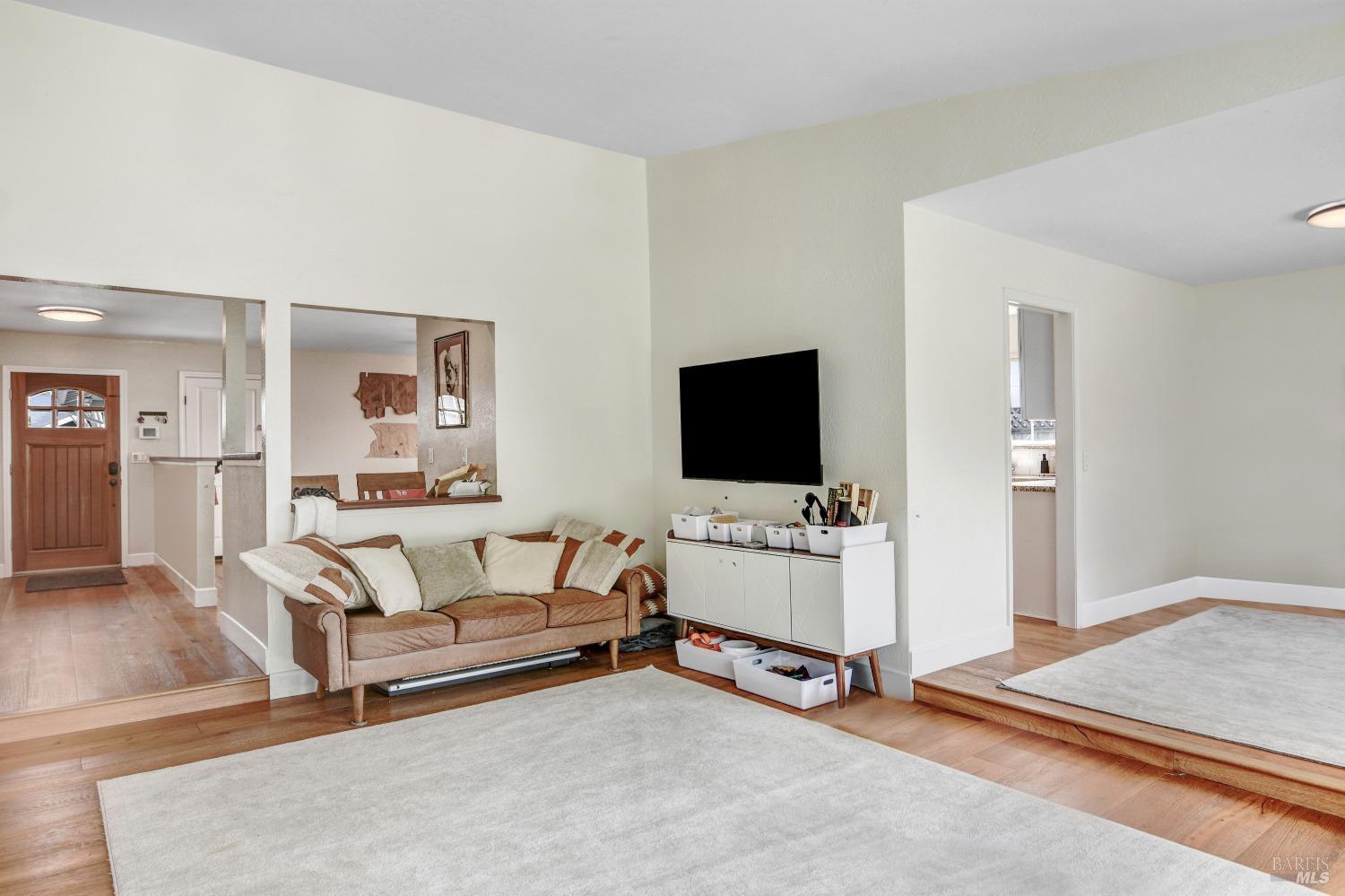 Detail Gallery Image 5 of 11 For 1383 Larkin Dr, Sonoma,  CA 95476 - 3 Beds | 2 Baths