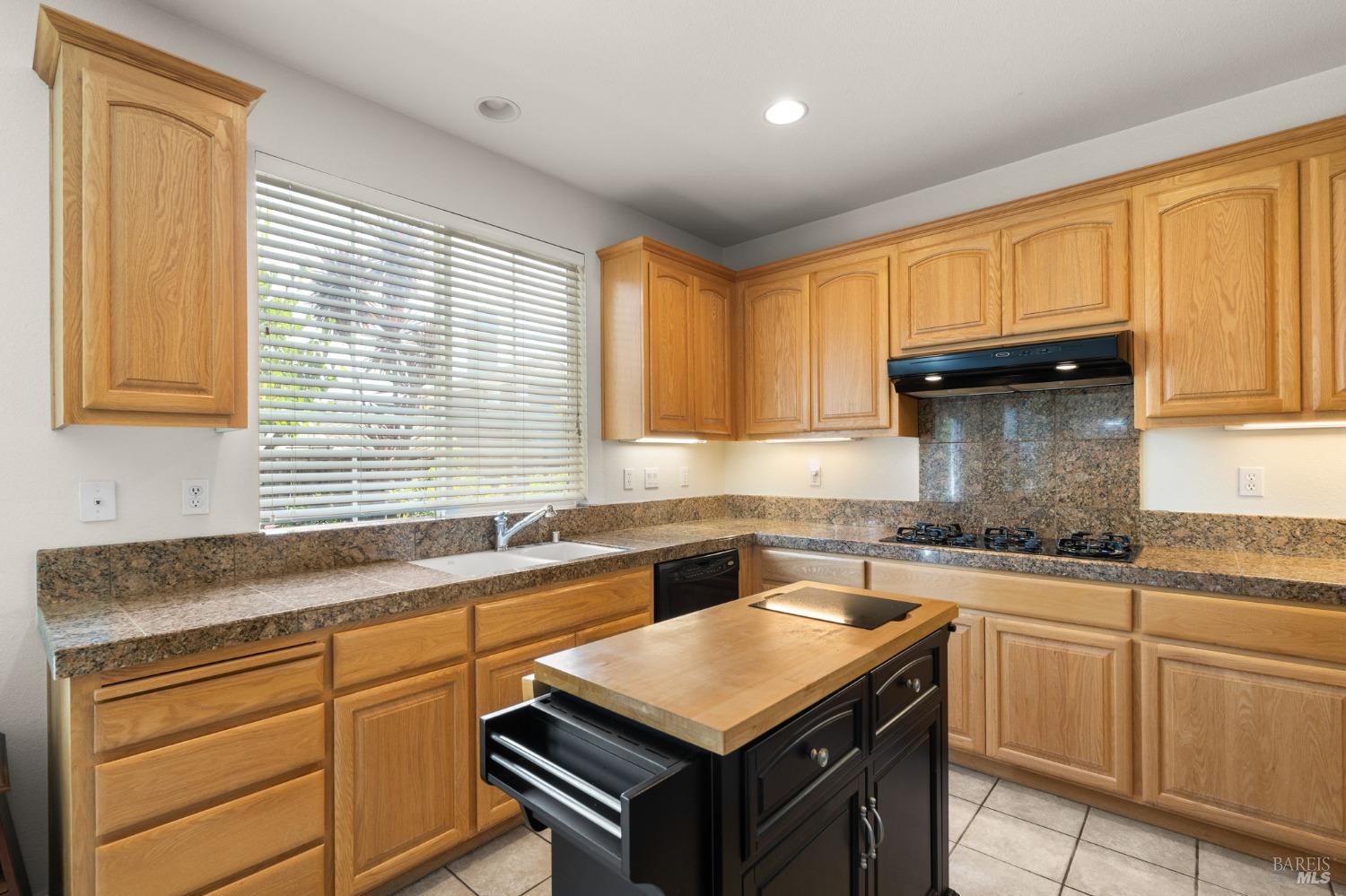 Detail Gallery Image 14 of 35 For 101 Ranch Dr, Novato,  CA 94945 - 3 Beds | 2/1 Baths