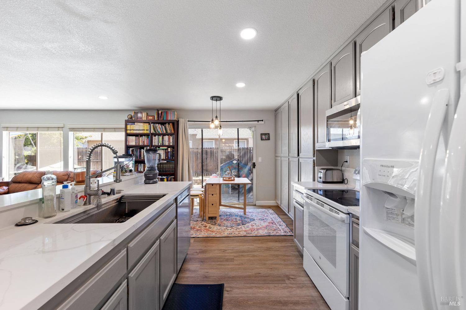 Detail Gallery Image 10 of 31 For 907 Shadywood Cir, Suisun City,  CA 94585 - 4 Beds | 2/1 Baths