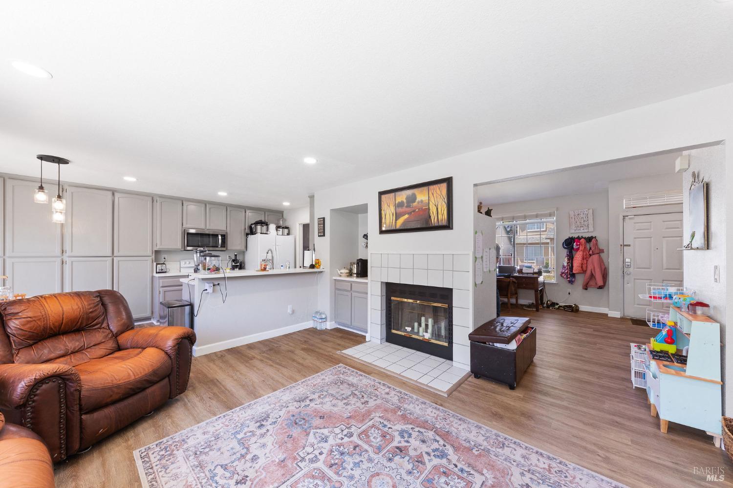 Detail Gallery Image 13 of 31 For 907 Shadywood Cir, Suisun City,  CA 94585 - 4 Beds | 2/1 Baths