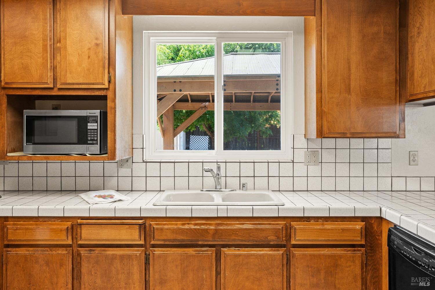 Detail Gallery Image 11 of 27 For 1344 Laurel Ave, Ukiah,  CA 95482 - 3 Beds | 2/1 Baths