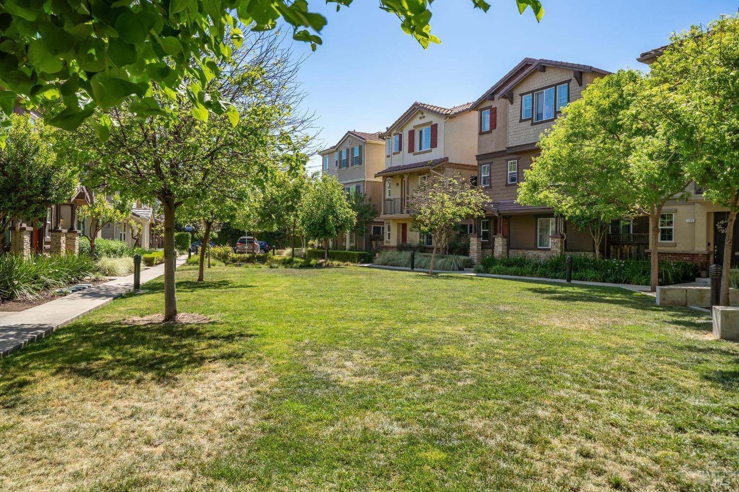 Detail Gallery Image 32 of 35 For 96 Orchard Cir, Hayward,  CA 94544 - 3 Beds | 2/1 Baths