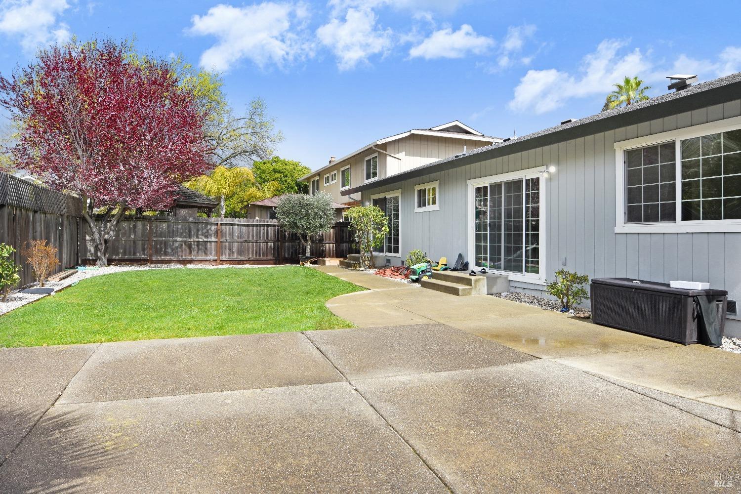 Detail Gallery Image 2 of 11 For 1383 Larkin Dr, Sonoma,  CA 95476 - 3 Beds | 2 Baths