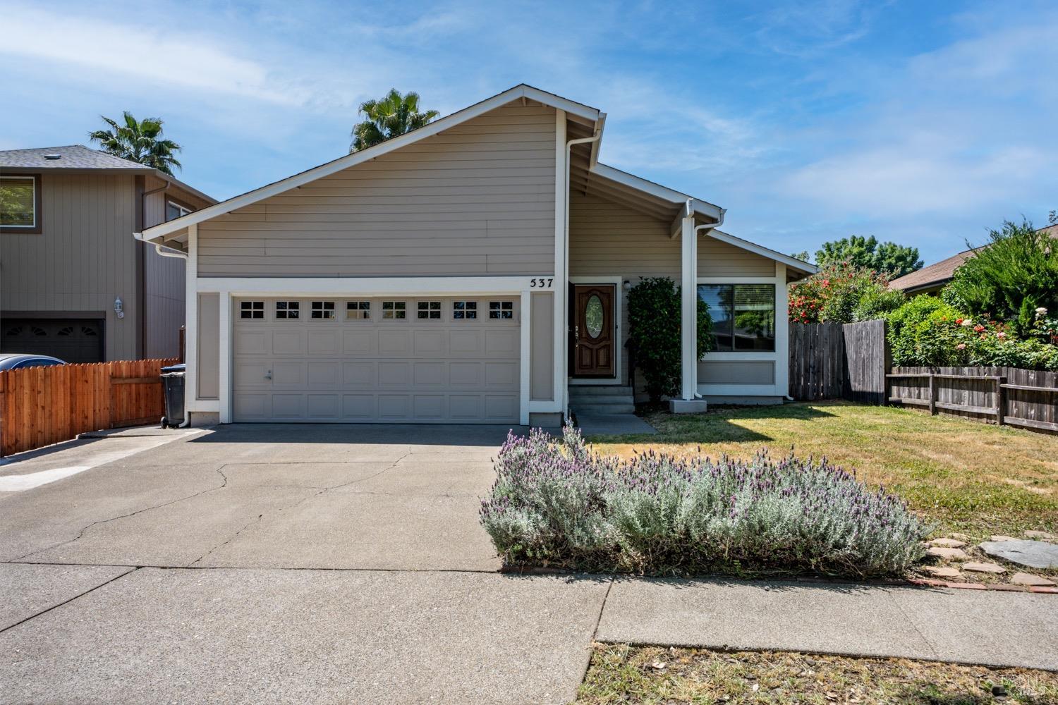Detail Gallery Image 3 of 25 For 537 Donner Ct, Ukiah,  CA 95482 - 3 Beds | 2 Baths
