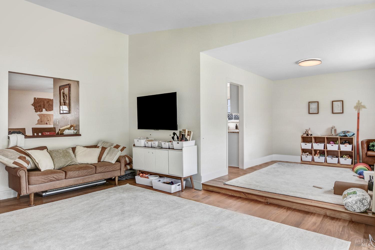 Detail Gallery Image 4 of 11 For 1383 Larkin Dr, Sonoma,  CA 95476 - 3 Beds | 2 Baths