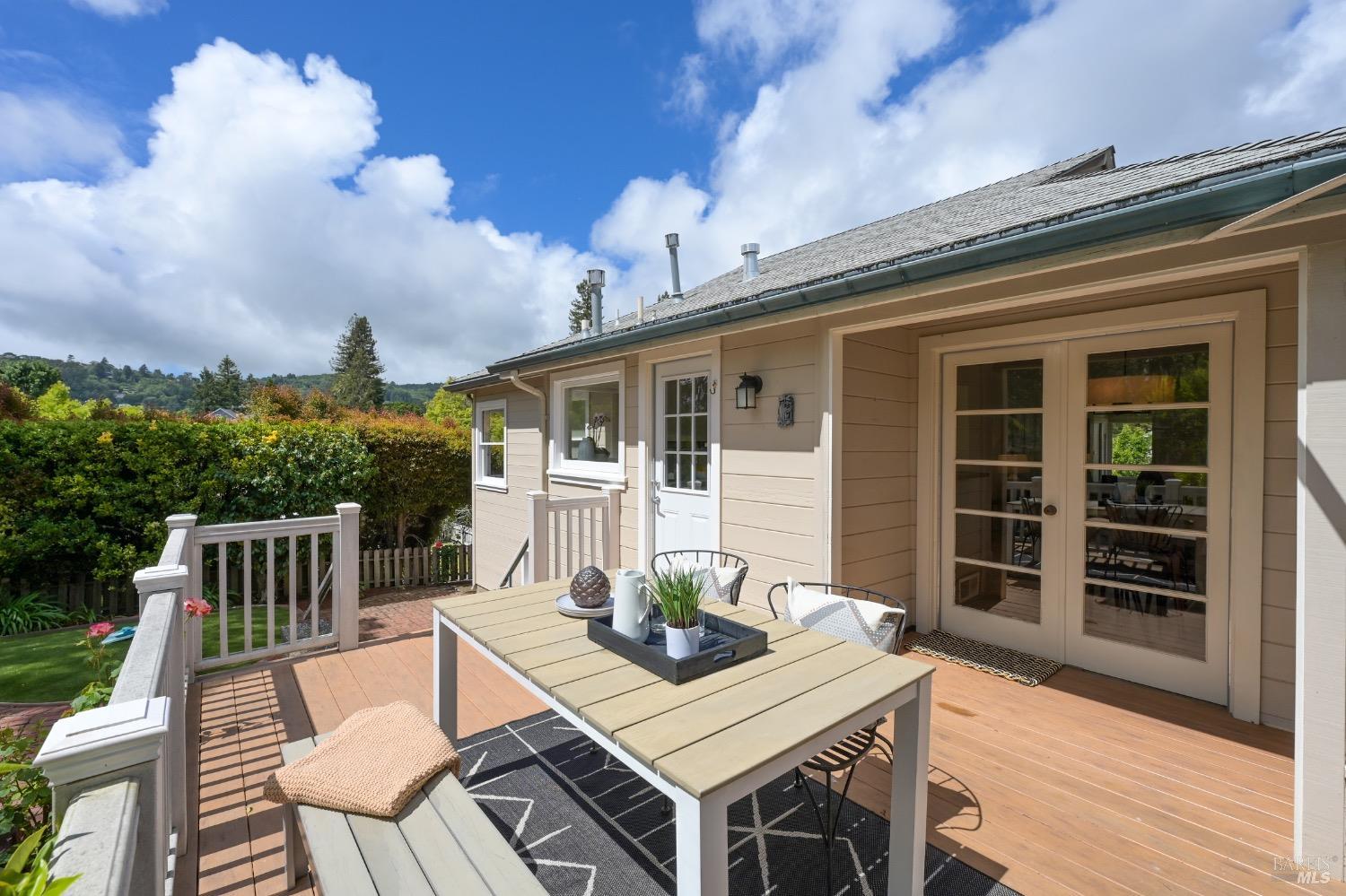 Detail Gallery Image 4 of 15 For 230 Elm Ave, Mill Valley,  CA 94941 - 4 Beds | 2 Baths