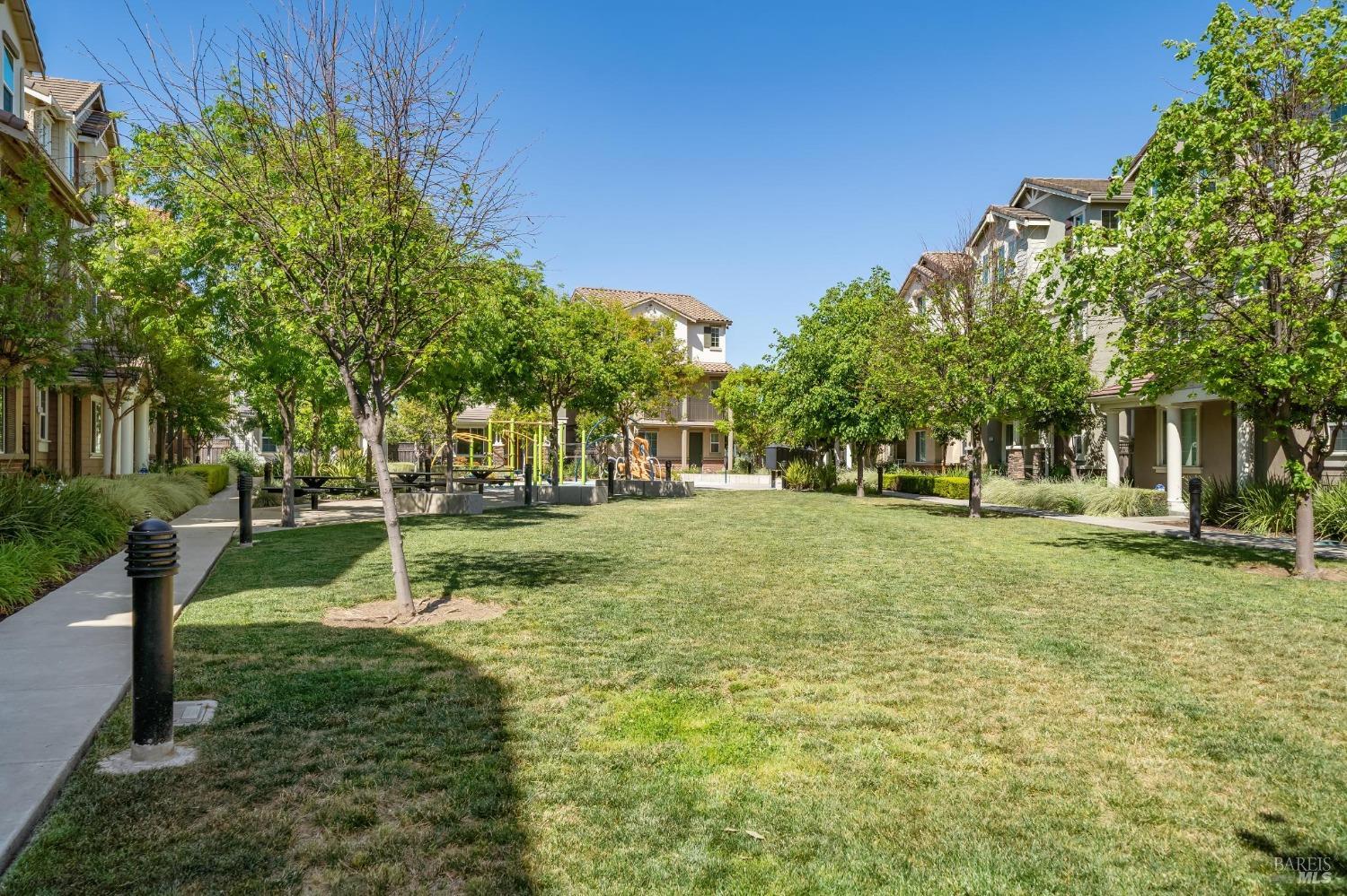 Detail Gallery Image 30 of 35 For 96 Orchard Cir, Hayward,  CA 94544 - 3 Beds | 2/1 Baths