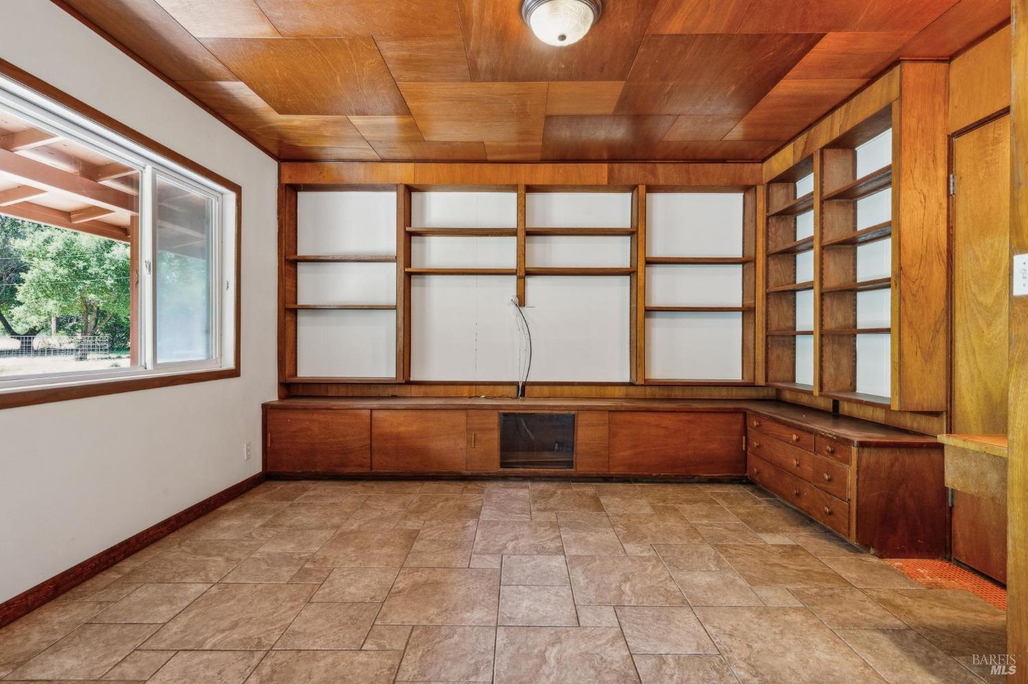 Detail Gallery Image 13 of 30 For 1610 Napa Rd, Sonoma,  CA 95476 - 3 Beds | 3 Baths