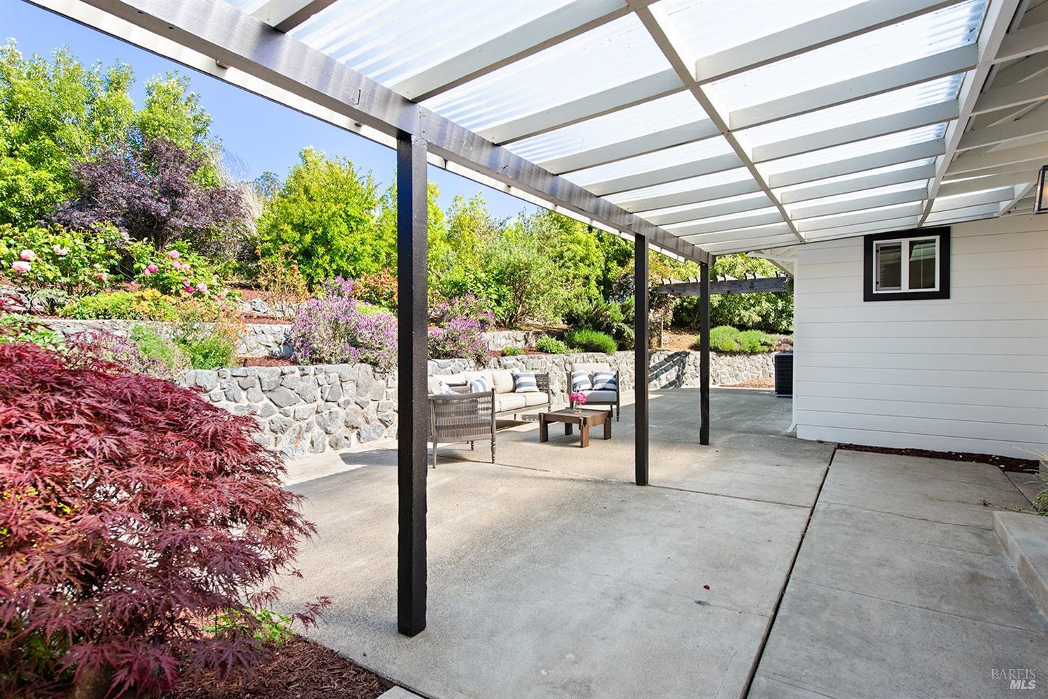 Detail Gallery Image 37 of 64 For 2022 Live Oak Farm Ln, Petaluma,  CA 94952 - 3 Beds | 2/1 Baths
