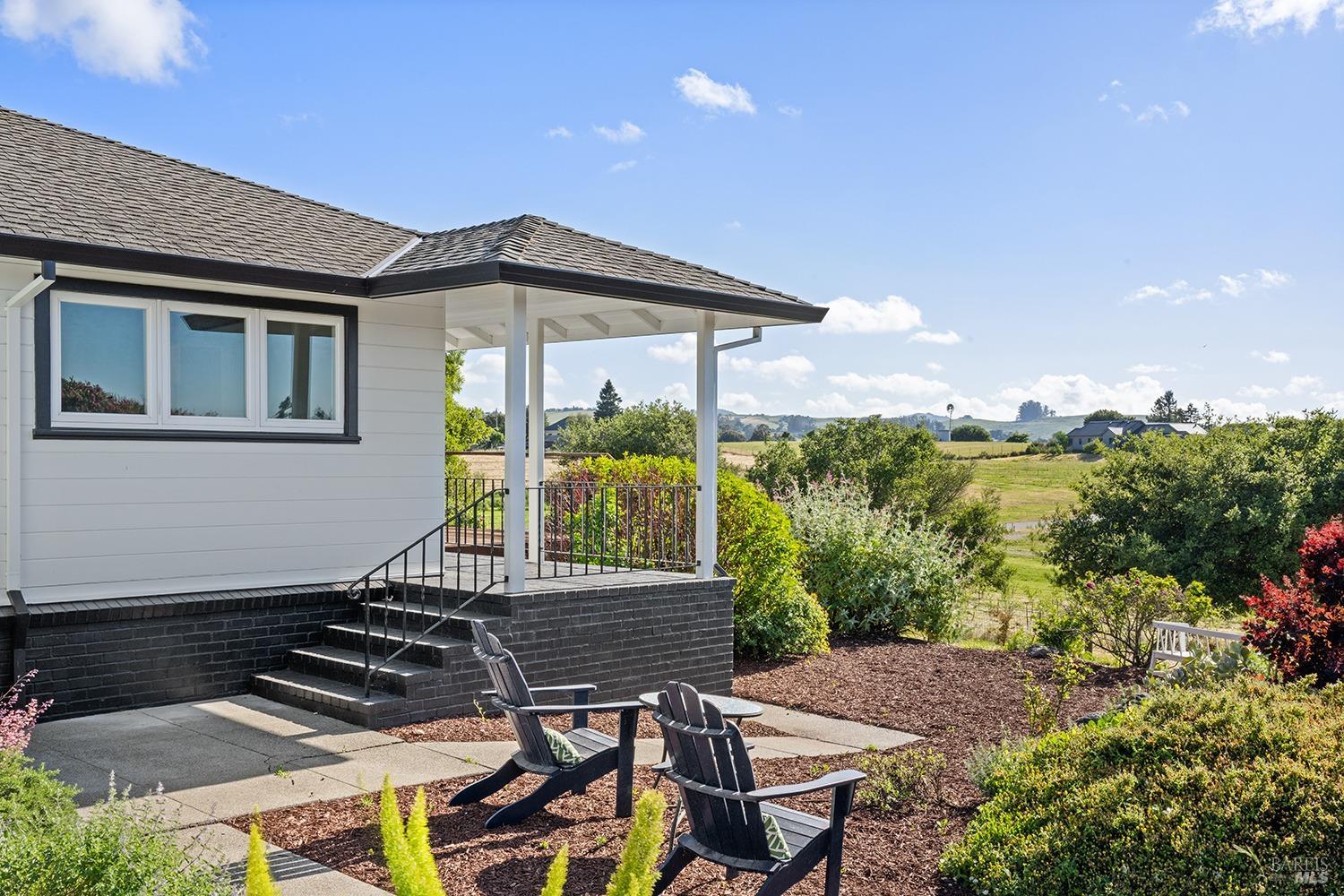 Detail Gallery Image 3 of 64 For 2022 Live Oak Farm Ln, Petaluma,  CA 94952 - 3 Beds | 2/1 Baths