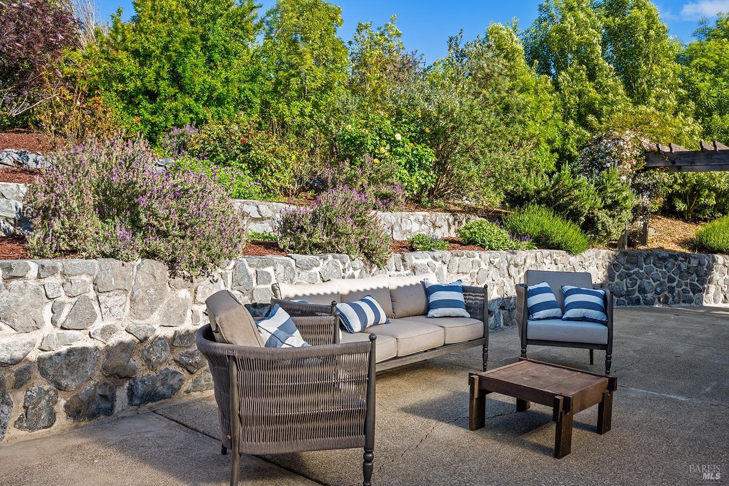 Detail Gallery Image 38 of 64 For 2022 Live Oak Farm Ln, Petaluma,  CA 94952 - 3 Beds | 2/1 Baths