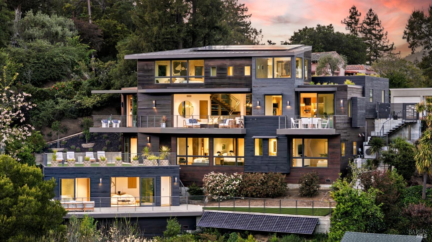 Detail Gallery Image 2 of 49 For 2 Upper Alcatraz Pl, Mill Valley,  CA 94941 - 5 Beds | 5/1 Baths