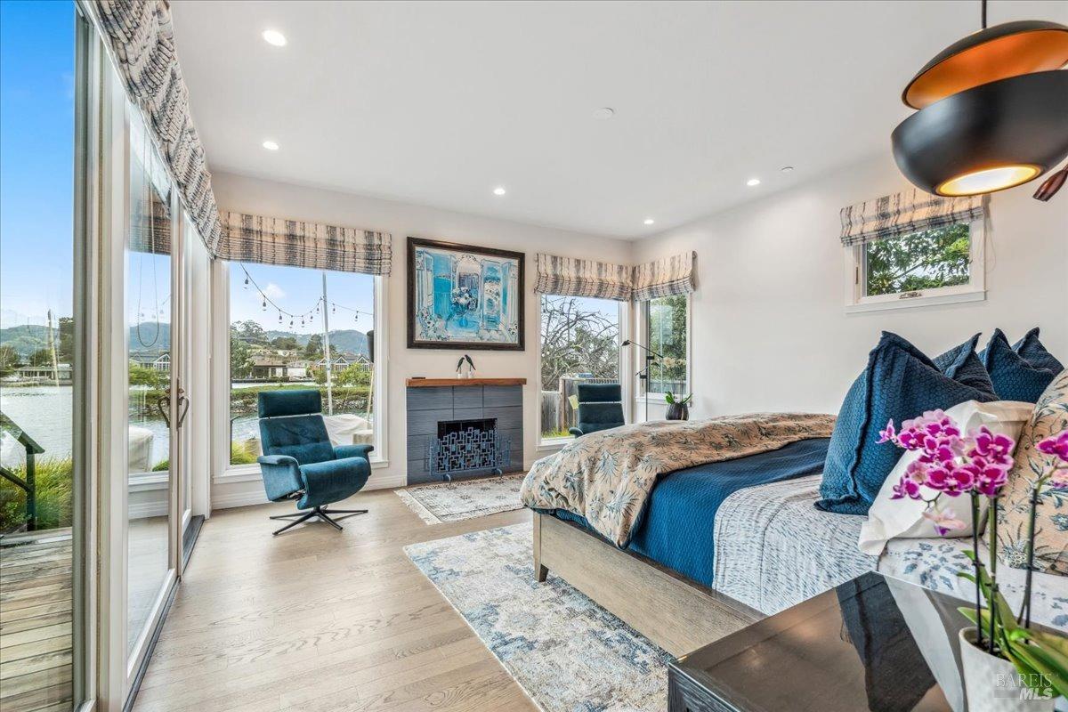 Detail Gallery Image 16 of 72 For 20 Lagoon Rd, Belvedere,  CA 94920 - 4 Beds | 4/1 Baths