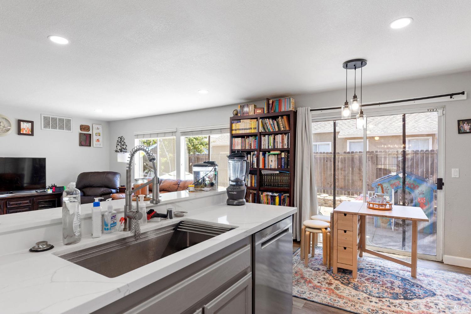 Detail Gallery Image 12 of 31 For 907 Shadywood Cir, Suisun City,  CA 94585 - 4 Beds | 2/1 Baths