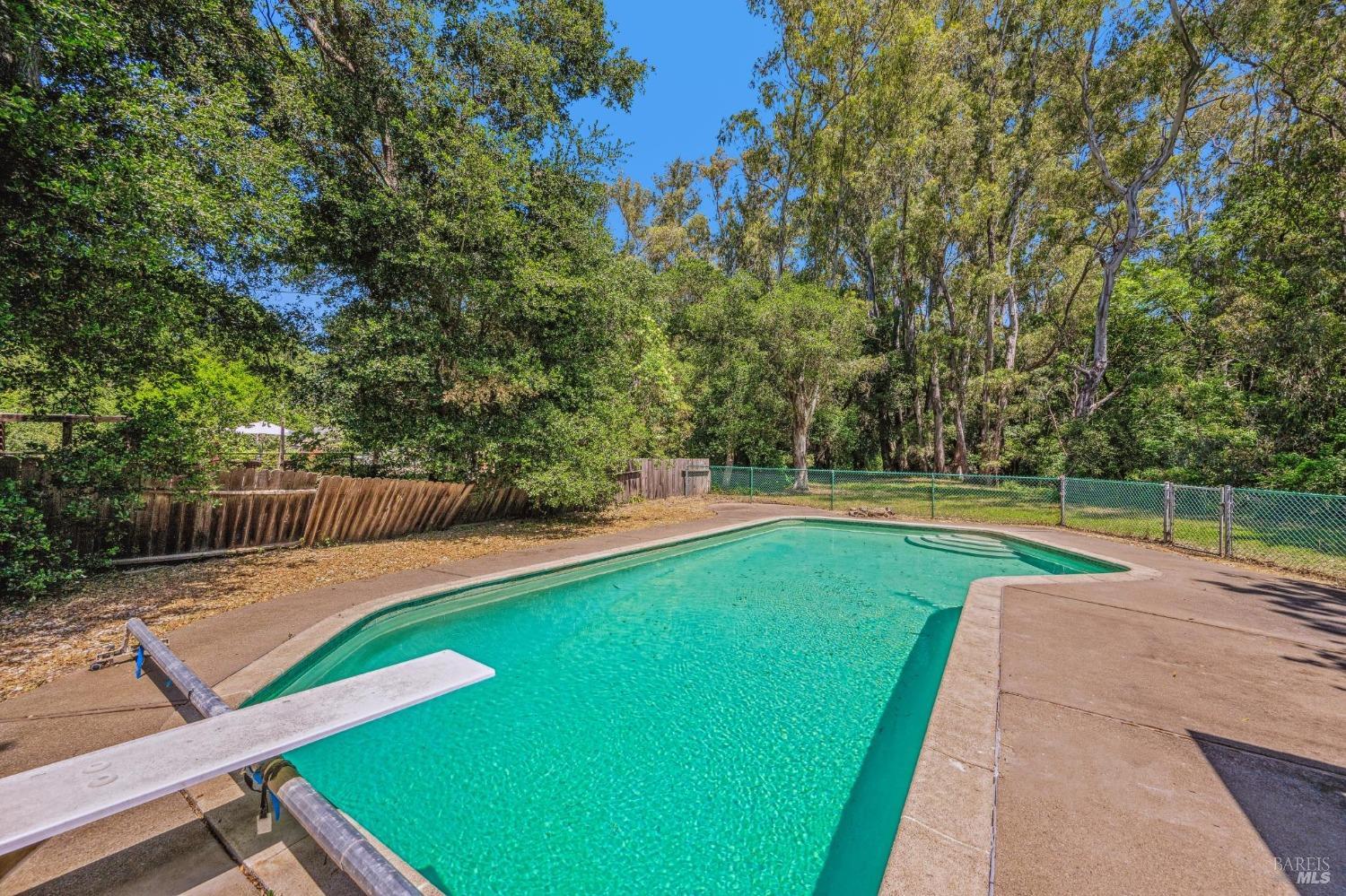 Detail Gallery Image 11 of 30 For 1610 Napa Rd, Sonoma,  CA 95476 - 3 Beds | 3 Baths