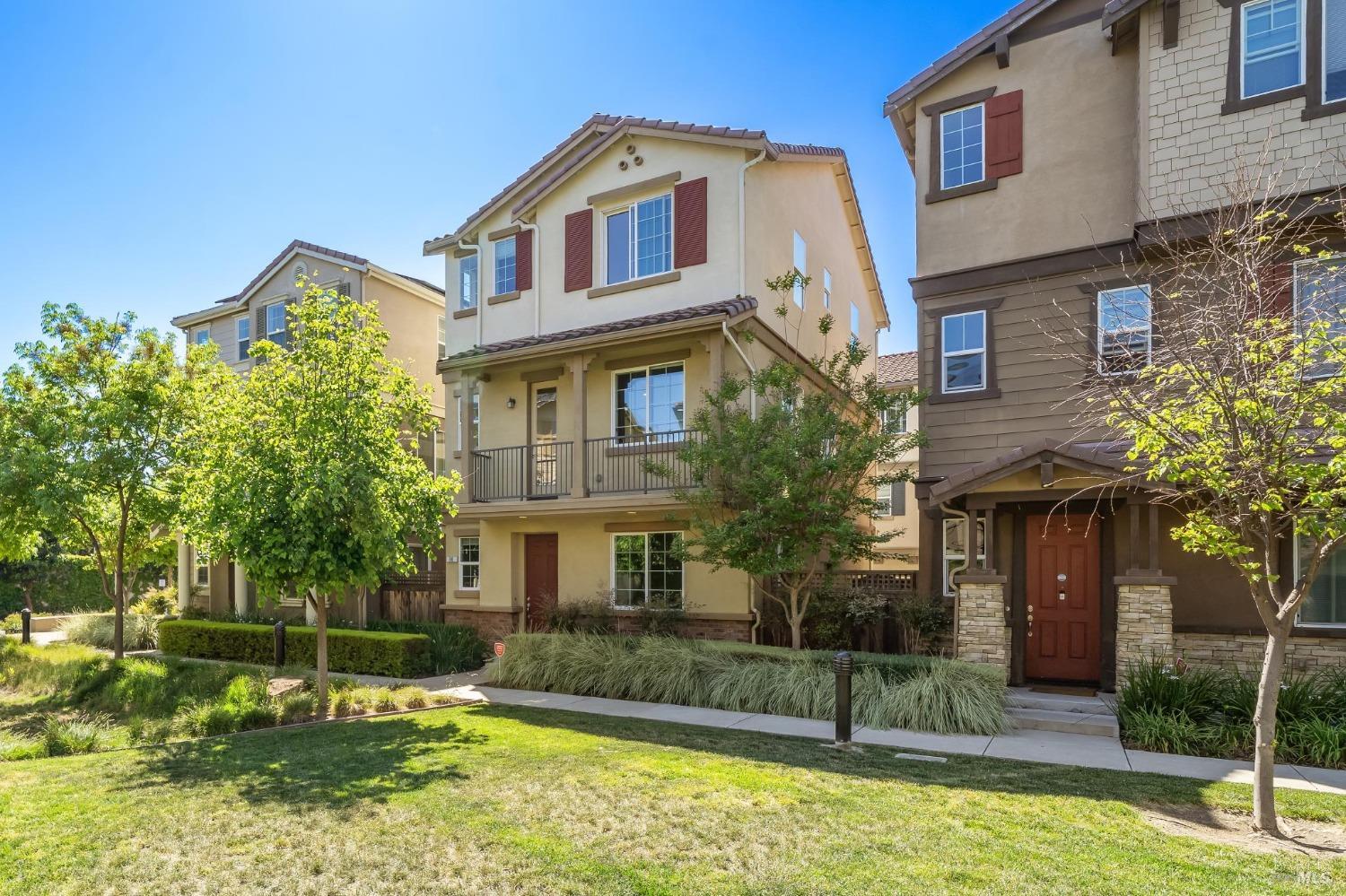 Detail Gallery Image 2 of 35 For 96 Orchard Cir, Hayward,  CA 94544 - 3 Beds | 2/1 Baths