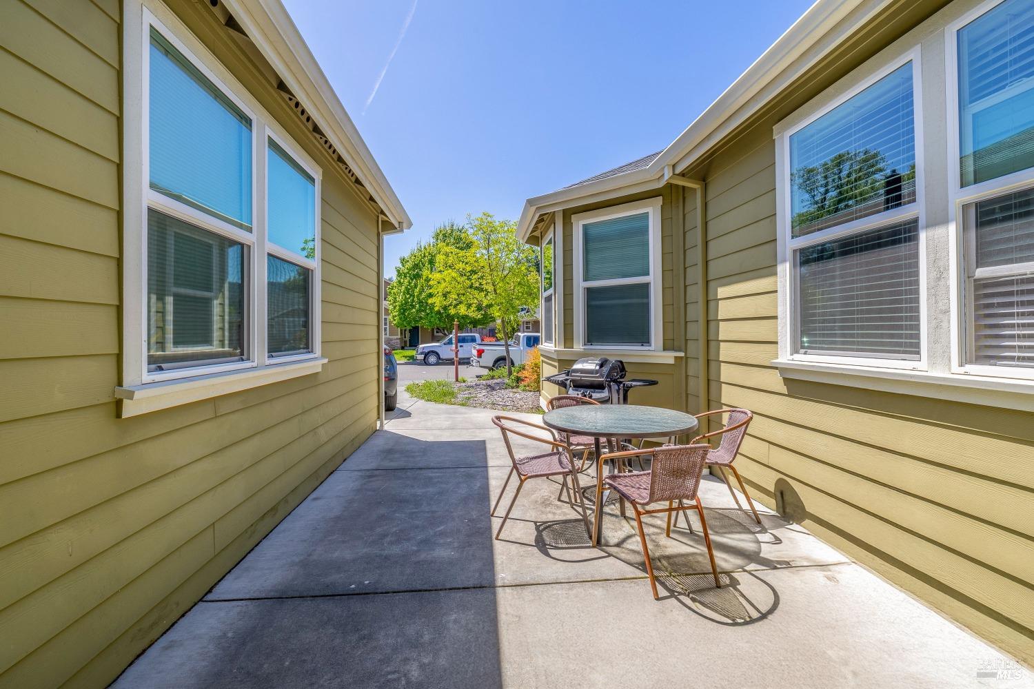 Detail Gallery Image 3 of 26 For 412 Grove St, Willits,  CA 95490 - 4 Beds | 3 Baths