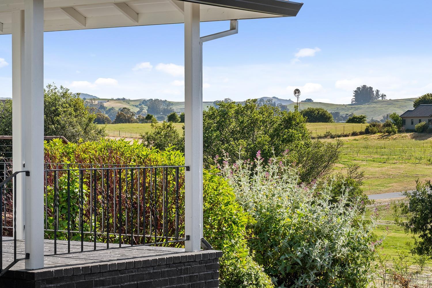 Detail Gallery Image 47 of 64 For 2022 Live Oak Farm Ln, Petaluma,  CA 94952 - 3 Beds | 2/1 Baths