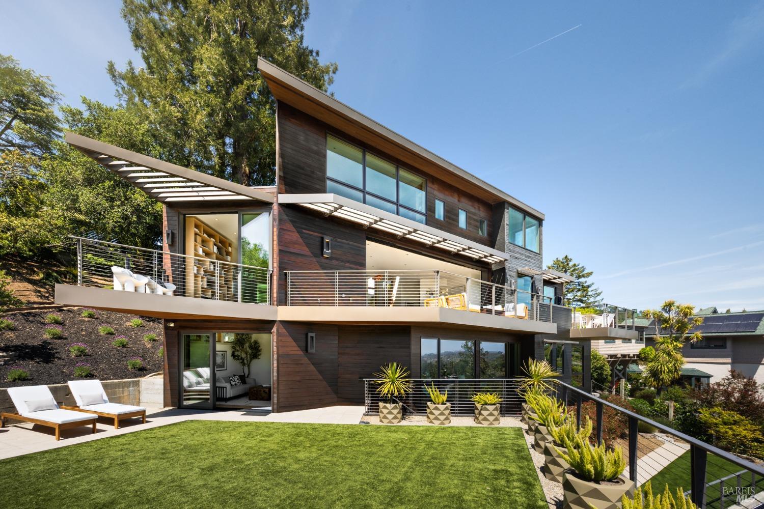 Detail Gallery Image 26 of 49 For 2 Upper Alcatraz Pl, Mill Valley,  CA 94941 - 5 Beds | 5/1 Baths