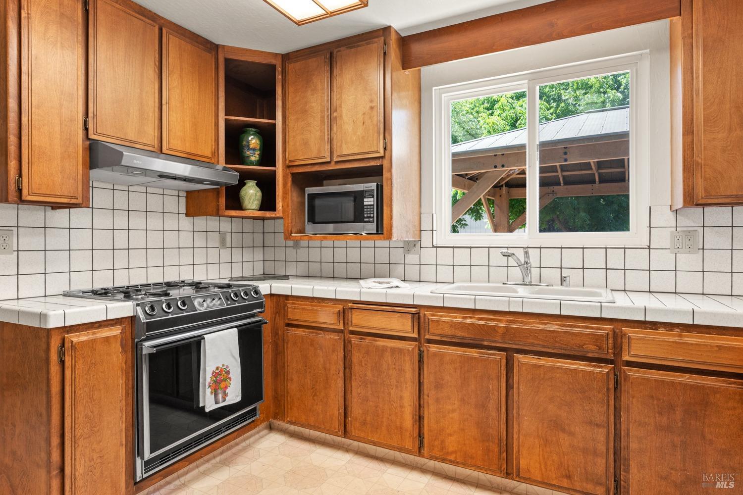 Detail Gallery Image 10 of 27 For 1344 Laurel Ave, Ukiah,  CA 95482 - 3 Beds | 2/1 Baths