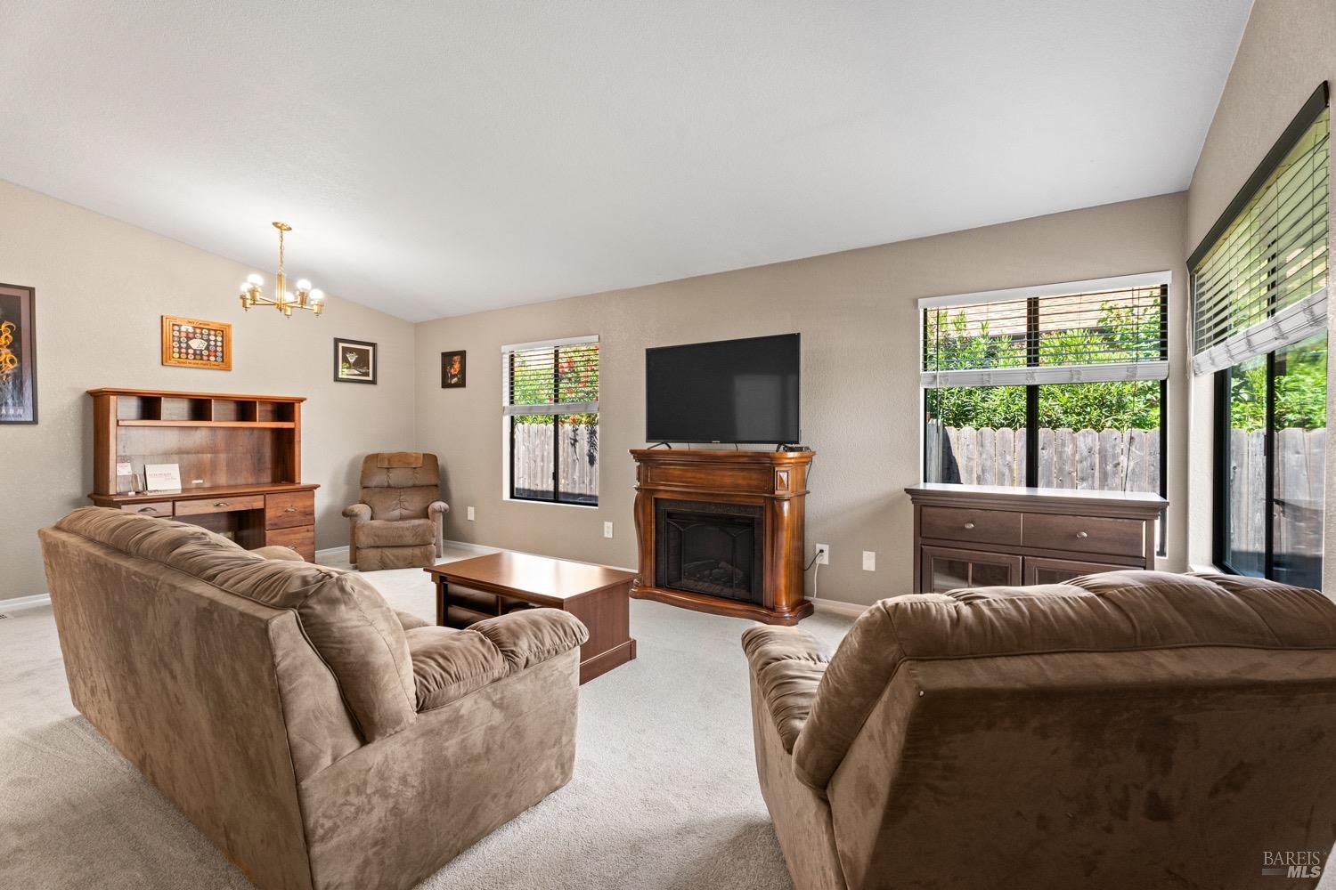 Detail Gallery Image 5 of 25 For 537 Donner Ct, Ukiah,  CA 95482 - 3 Beds | 2 Baths