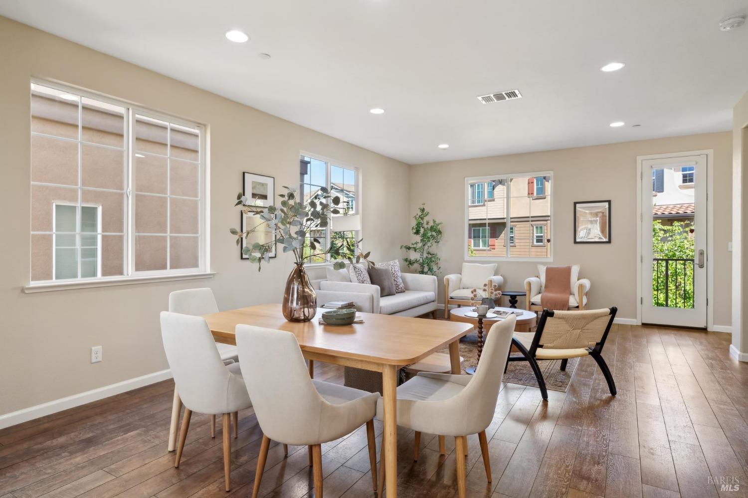 Detail Gallery Image 9 of 35 For 96 Orchard Cir, Hayward,  CA 94544 - 3 Beds | 2/1 Baths
