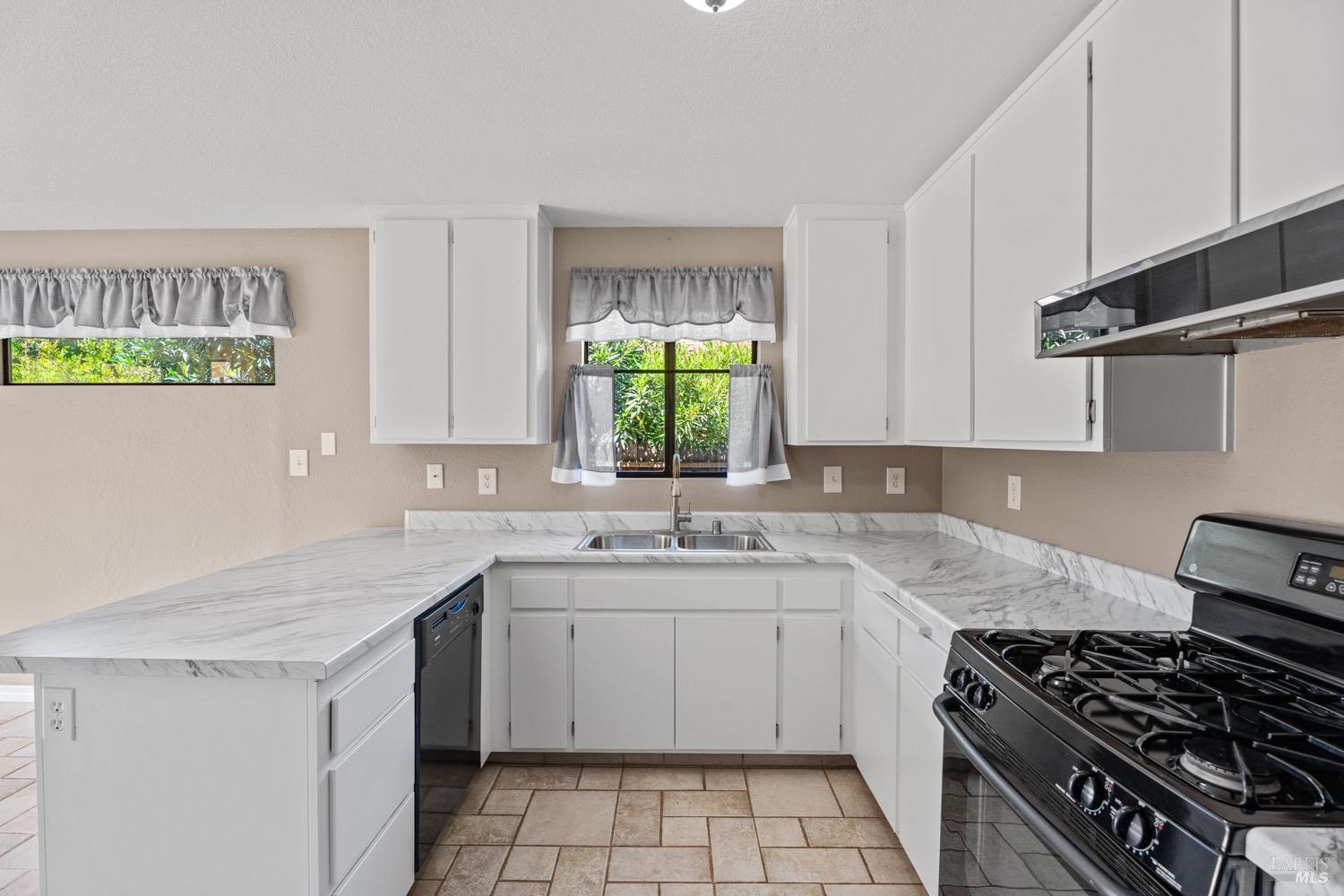 Detail Gallery Image 8 of 25 For 537 Donner Ct, Ukiah,  CA 95482 - 3 Beds | 2 Baths