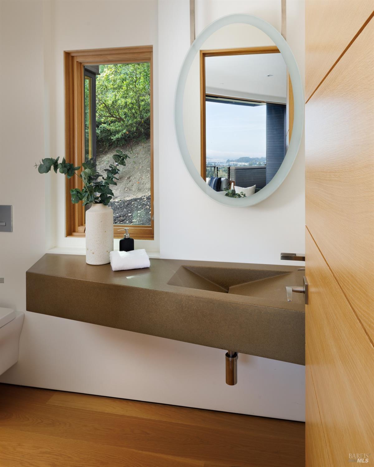 Detail Gallery Image 28 of 49 For 2 Upper Alcatraz Pl, Mill Valley,  CA 94941 - 5 Beds | 5/1 Baths