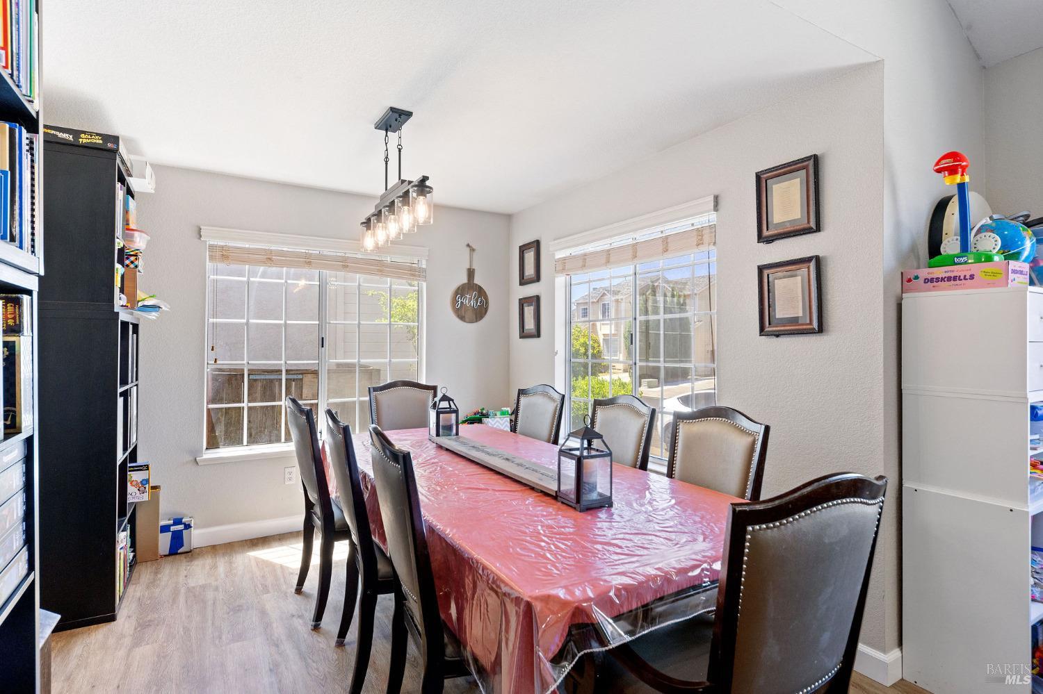 Detail Gallery Image 4 of 31 For 907 Shadywood Cir, Suisun City,  CA 94585 - 4 Beds | 2/1 Baths
