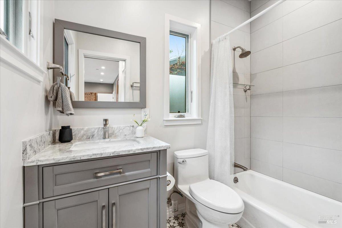Detail Gallery Image 32 of 72 For 20 Lagoon Rd, Belvedere,  CA 94920 - 4 Beds | 4/1 Baths