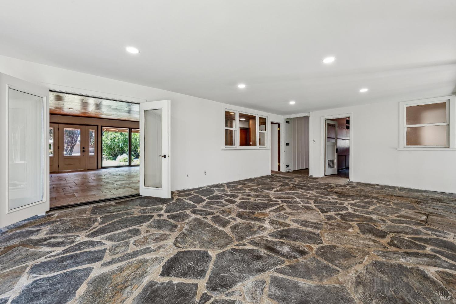 Detail Gallery Image 16 of 30 For 1610 Napa Rd, Sonoma,  CA 95476 - 3 Beds | 3 Baths
