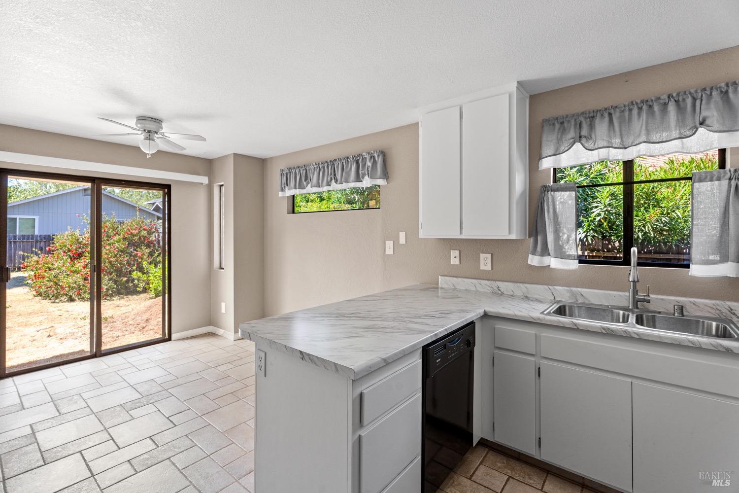 Detail Gallery Image 9 of 25 For 537 Donner Ct, Ukiah,  CA 95482 - 3 Beds | 2 Baths