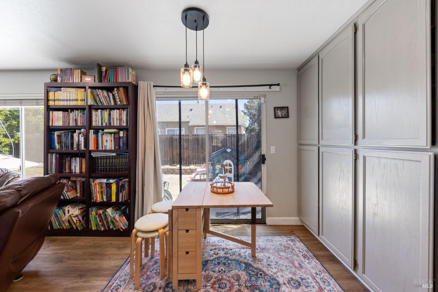 Detail Gallery Image 9 of 31 For 907 Shadywood Cir, Suisun City,  CA 94585 - 4 Beds | 2/1 Baths