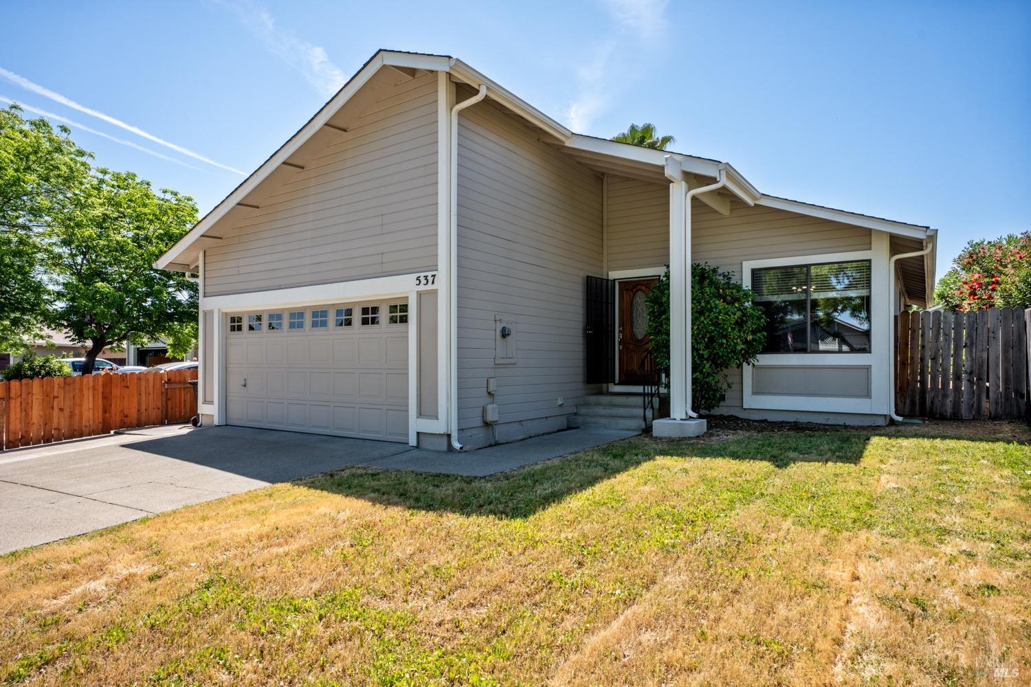 Detail Gallery Image 1 of 25 For 537 Donner Ct, Ukiah,  CA 95482 - 3 Beds | 2 Baths