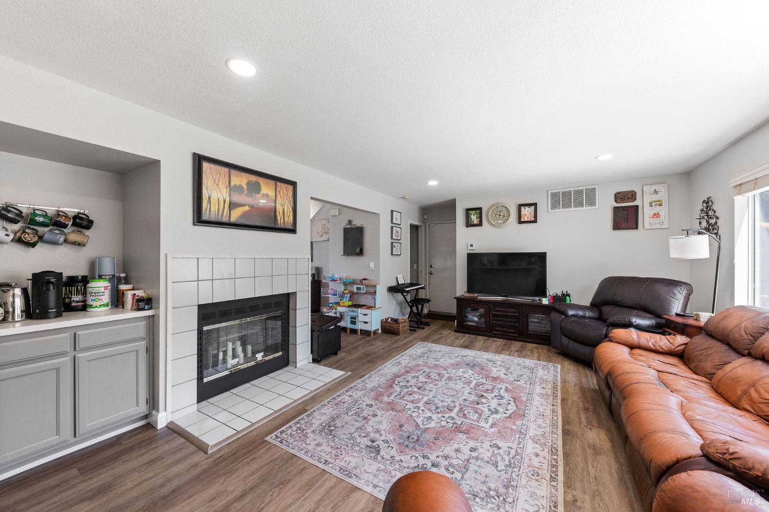 Detail Gallery Image 8 of 31 For 907 Shadywood Cir, Suisun City,  CA 94585 - 4 Beds | 2/1 Baths