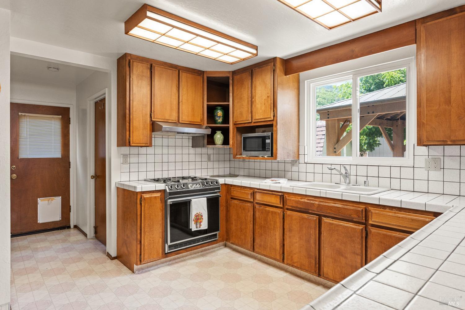 Detail Gallery Image 9 of 27 For 1344 Laurel Ave, Ukiah,  CA 95482 - 3 Beds | 2/1 Baths